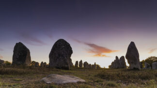 Alignement de pierres, souffle du temps — photographie des mégalithes de Carnac de Franck Besrest