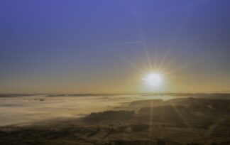 Au-dessus des nuages, lumière d’aurore — photographie de montagne de Franck Besrest