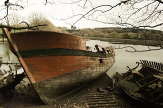 Bateau rouge au cimetière du Bono — photographie de paysage breton de Franck Besrest