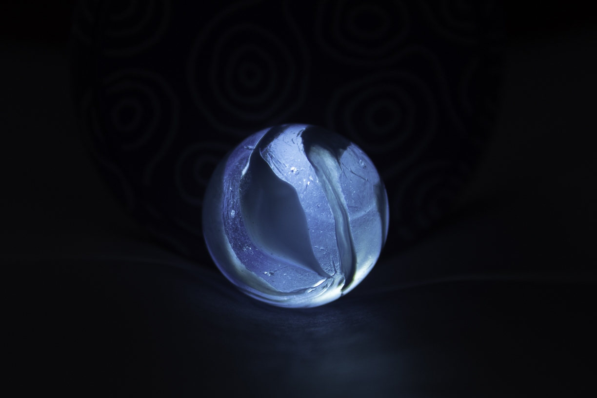 Bille de verre – galaxie intérieure — photographie d'art de Franck Besrest