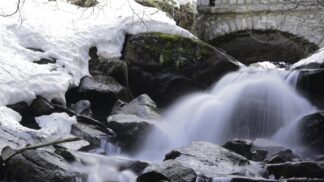 Cascade et pont de pierre sous la neige — photographie de montagne de Franck Besrest
