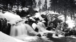 Cascade hivernale en noir et blanc — photographie de montagne de Franck Besrest