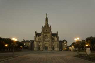 Crépuscule sur Sainte-Anne d’Auray — photographie du patrimoine breton de Franck Besrest