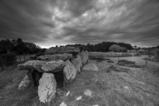 Dolmen, silence en noir et blanc — photographie des mégalithes de Carnac de Franck Besrest