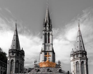 Flèche vers le ciel – Lourdes — photographie du patrimoine breton de Franck Besrest