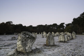 Givre sur Kerlescan Carnac — photographie des mégalithes de Carnac de Franck Besrest