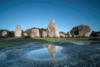 Kermario, reflet dans l’eau — photographie des mégalithes de Carnac de Franck Besrest
