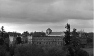 La basilique de Brehan au creux des collines — photographie du patrimoine breton de Franck Besrest
