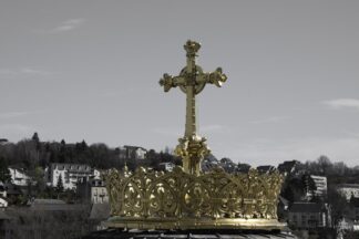 La croix sous les voûtes — photographie du patrimoine breton de Franck Besrest