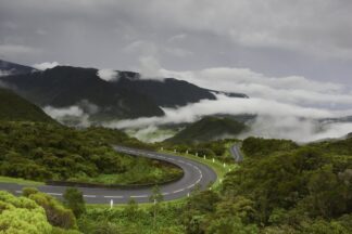 Lacets dans les nuages, La Réunion – 2 — photographie de montagne de Franck Besrest