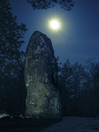 Le Géant du Manio et la pleine lune — photographie des mégalithes de Carnac de Franck Besrest
