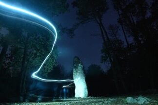 Le Géant du Manio, light painting nocturne — photographie des mégalithes de Carnac de Franck Besrest