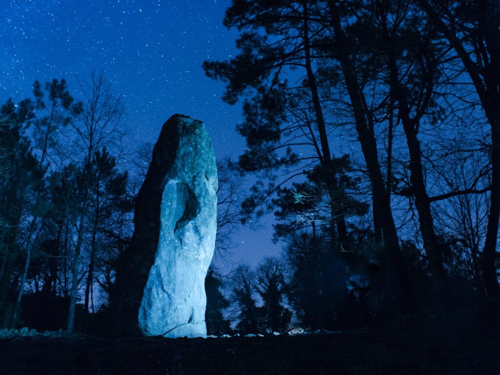 Le Géant du Manio, menhir de Carnac, sous un ciel étoilé