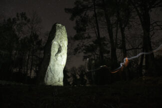 Le Géant en light-painting – 1 — photographie des mégalithes de Carnac de Franck Besrest