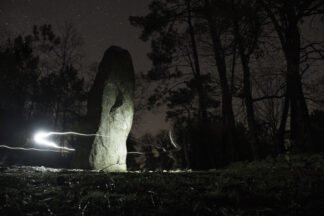 Le Géant en light-painting – 2 — photographie des mégalithes de Carnac de Franck Besrest
