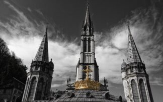 Les flèches de Lourdes au crépuscule — photographie du patrimoine breton de Franck Besrest