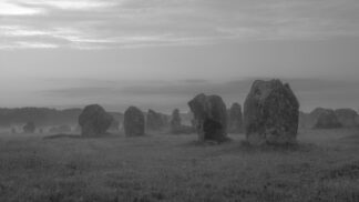 Mégalithe au lever du jour — photographie des mégalithes de Carnac de Franck Besrest