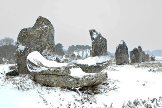 Mégalithe foudroyé sous la neige — photographie des mégalithes de Carnac de Franck Besrest