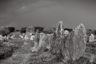 Mégalithes en noir et blanc — photographie des mégalithes de Carnac de Franck Besrest