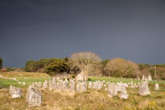 Menhirs sous le ciel d’orage — photographie des mégalithes de Carnac de Franck Besrest