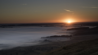 Mer de brouillard, lever de soleil doré — photographie de montagne de Franck Besrest