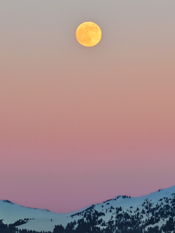 Montagne à la pleine lune