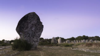 Pierre dressée, mémoire de granit — photographie des mégalithes de Carnac de Franck Besrest