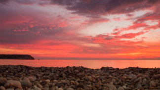 Plage de galets à Rhodes, coucher de soleil — photographie de paysage breton de Franck Besrest