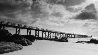 Pont de noirmoutier en noir et blanc — photographie de paysage breton de Franck Besrest