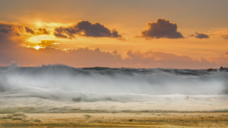 Quiberon, la grande vague dorée — photographie de paysage breton de Franck Besrest