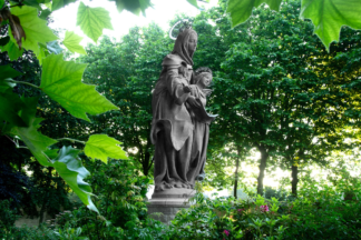 Sainte-Anne, présence parmi les arbres — photographie du patrimoine breton de Franck Besrest