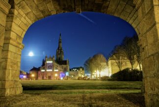 Sainte-Anne sous l’arche de la nuit — photographie du patrimoine breton de Franck Besrest