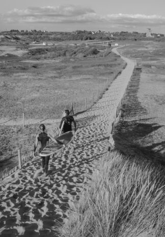 Surfeurs sur le chemin de Plouharnel — photographie de paysage breton de Franck Besrest