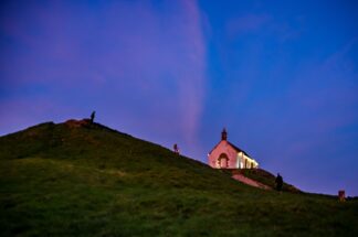Tumulus Saint-Michel, chapelle dans la nuit — photographie de paysage breton de Franck Besrest