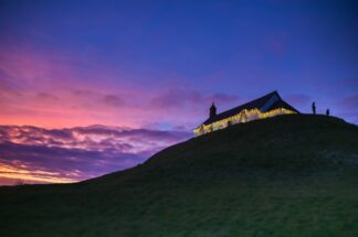 Tumulus Saint-Michel, crépuscule illuminé — photographie de paysage breton de Franck Besrest