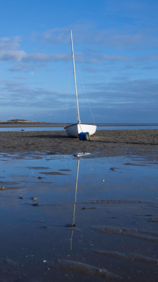 Voilier blanc, reflet dans les flaques — photographie de paysage breton de Franck Besrest