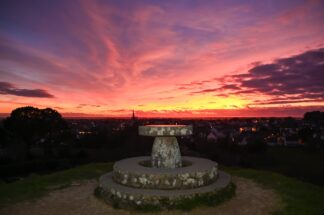 Vue depuis le Tumulus Saint-Michel, ciel embrasé — photographie de paysage breton de Franck Besrest