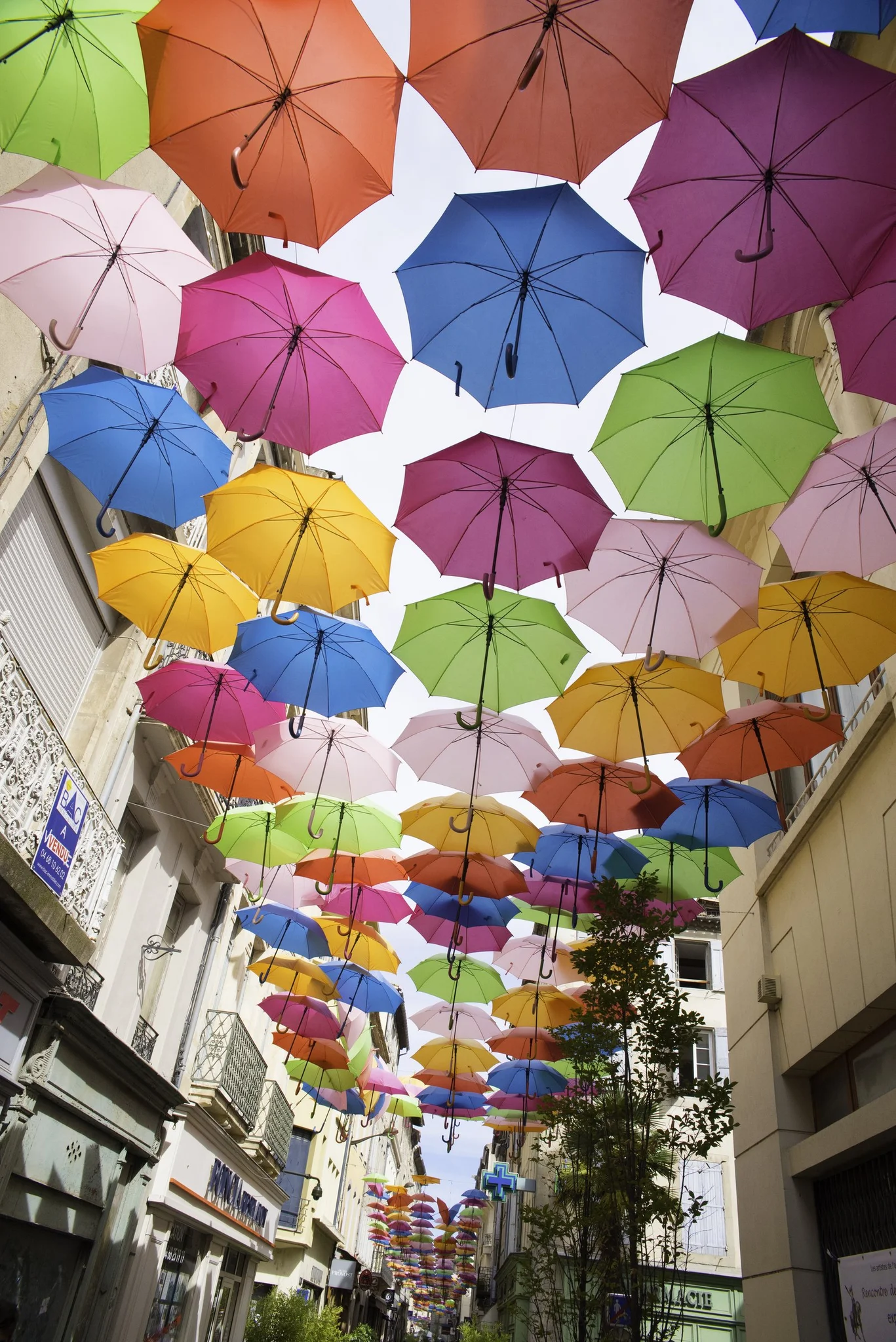 Le ciel de parapluies — photographie de voyage de Franck Besrest