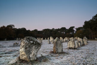 matin frais dans les alignements — photographie des mégalithes de Carnac de Franck Besrest