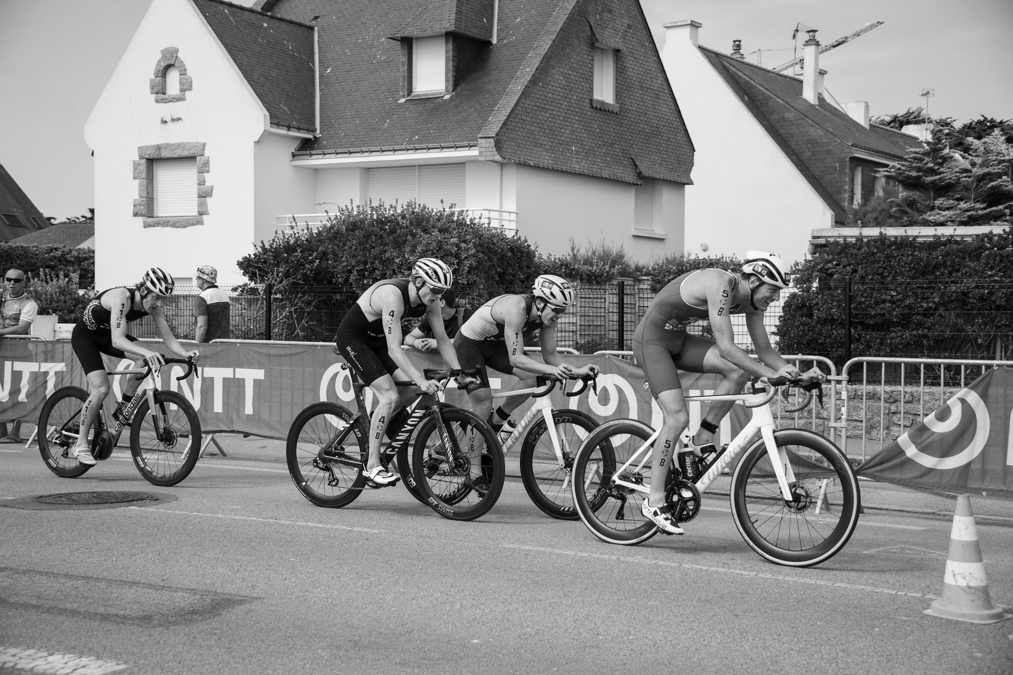 Championnat du monde de triathlon WTCS à Quiberon 2026, Grande Plage – photographie sportive Besrest-Photos en Bretagne (33/51)